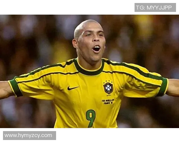 某足球球星与队员之间的爱恋故事揭秘 揭开他们不为人知的情感世界